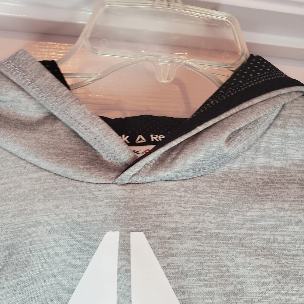 𝅺REEBOK hoodie for boys XXL silver or grey colored hoodie.